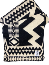 Chargez l’image dans le spectateur de la Galerie, Artisan-Made Blankets & Throws