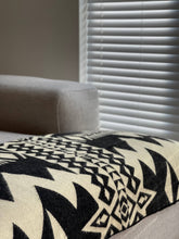 Chargez l’image dans le spectateur de la Galerie, Awa Throw - Natural / Black
